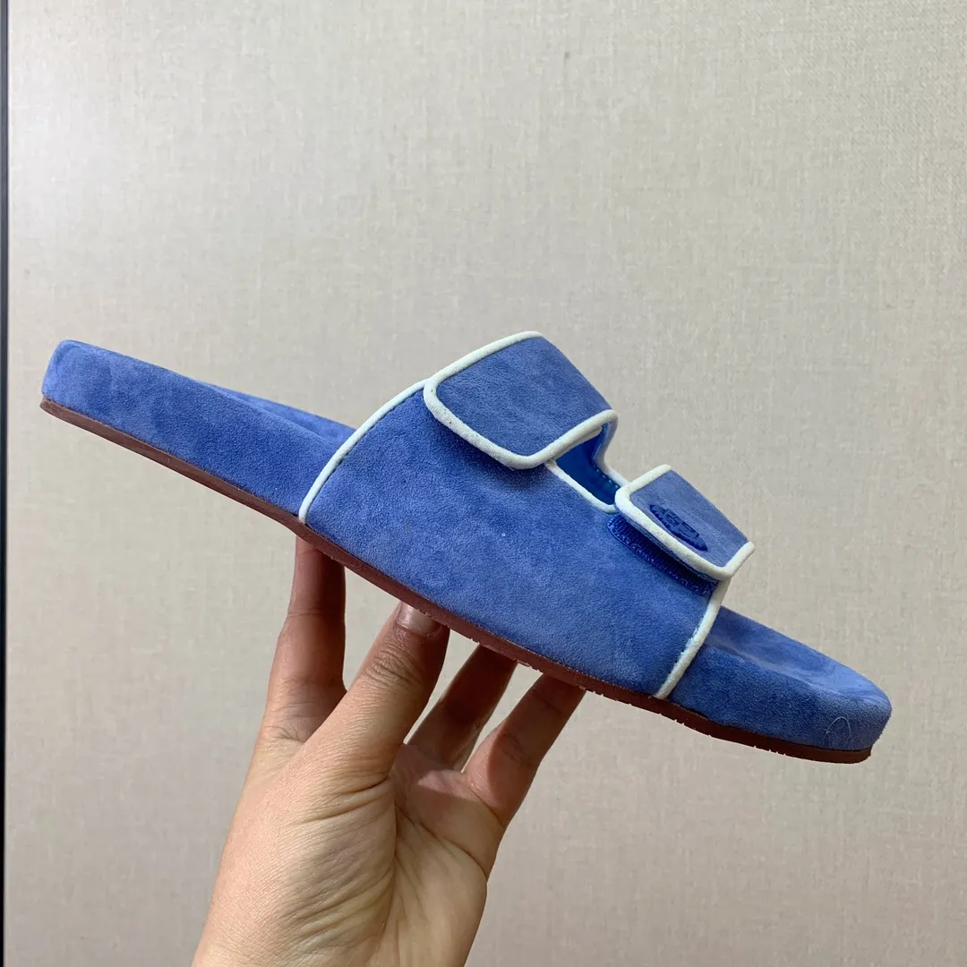 【LP】P:600💰 Size: 39-46 (45.46 can be customized) 【Loro Piana】LP men's slippers. Italian top cashmere is retro, elegant, low-key and luxurious. Both fashionable and practical, the leather is still of the highest quality in the entire network. The upper is silky and smooth. Wear-resistant and highly elastic beef tendon bottom.